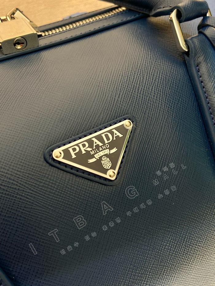 ����� �ﰢ�ΰ� ���ǾƳ� Ʈ������ 2VC018-5