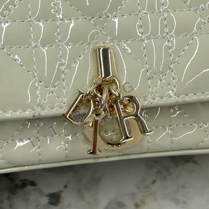 ��� My Dior - Dior Talk �޴��� �Ŀ�ġ  DR09502-1  25/�Ż�   