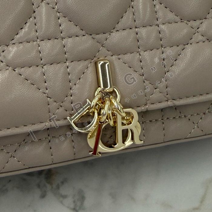 ��� My Dior - Dior Talk �޴��� �Ŀ�ġ  DR09502-21  25/�Ż�   