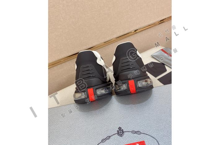 ����� YF6493